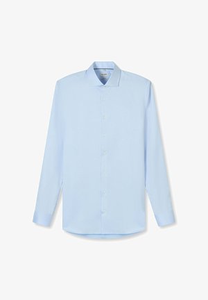 Hellblaues langärmliges Hemd mit Knopfleiste, spitzem Kragen und Manschetten, flach auf weißem Hintergrund liegend.