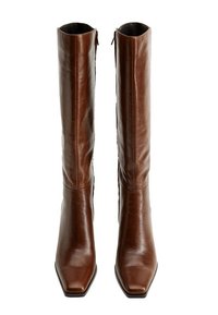 Bottes basses en cuir marron avec un bout carré, une texture lisse et une fermeture éclair latérale. Design robuste avec une silhouette élégante.