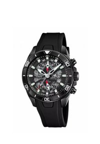 Montre chronographe noire avec un boîtier rond, un bracelet en caoutchouc et un cadran noir texturé avec des accents argentés et rouges. Fenêtre de date à 3 heures.