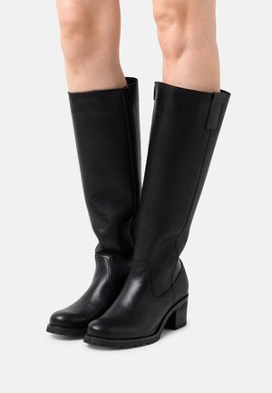 Černé kožené kozačky sahající ke kolenům s hladkým povrchem, čtvercovou špičkou, texturovaným blokovým podpatkem a bočním zipem pro snadné obouvání.