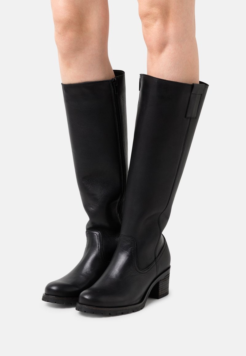 Czarne skórzane kozaki sięgające kolan o gładkim wykończeniu, kwadratowym nosku, teksturowanym obcasie typu blok oraz bocznym zamkiem błyskawicznym dla łatwego zakładania.