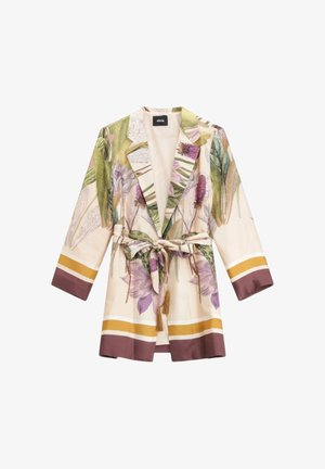 Blazer floreale beige chiaro con stampa botanica verde e viola, dettagli a righe senape e marroni e cintura annodata in vita con nappine.