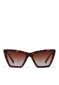 Ochelari de soare tip cat-eye cu un model de broască țestoasă, lentile brun închis cu gradient, formă unghiulară și rame groase.