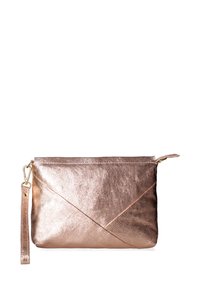 Clutch bag metallizzato in oro rosa con finitura testurizzata, dotata di chiusura con zip e di un polsino attaccato. Il dettaglio della cucitura angolata aggiunge interesse al design.