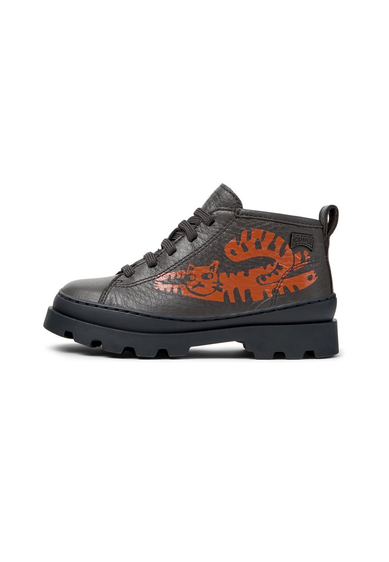 Stivali alla caviglia in pelle nera con design di gattino arancione, punta rotonda, lacci frontali, suola robusta e una pratica linguetta sul retro.