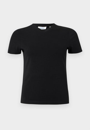 Mustast lühikese varrukaga puuvillane T-särk, millel on peen V-kaelus ja krae sees väike nähtav valge brändisilt.