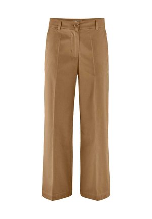 Bruine broek met wijde pijpen, voorzien van riemlussen, een knoopsluiting aan de voorkant, ritssluiting en doorgestreken vouwen op een witte achtergrond.