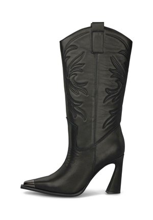 Bota vaquera de cuero negro con punta afilada y un acento metálico. Presenta un intrincado bordado y un caña alta con un tacón cuadrado.