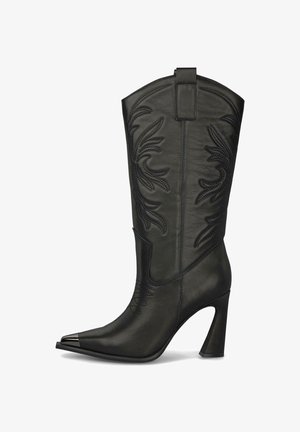 Bota vaquera de cuero negro con punta afilada y un acento metálico. Presenta un intrincado bordado y un caña alta con un tacón cuadrado.