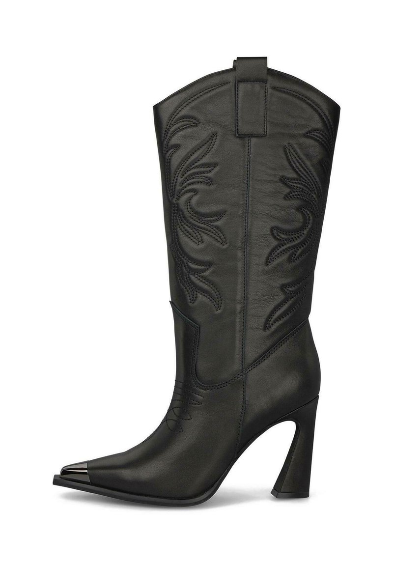 Bota vaquera de cuero negro con punta afilada y un acento metálico. Presenta un intrincado bordado y un caña alta con un tacón cuadrado.