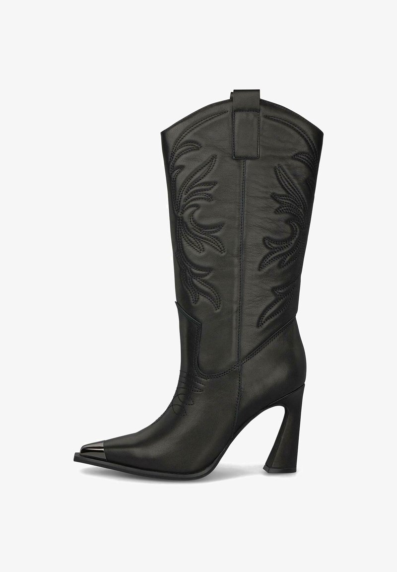 Bota vaquera de cuero negro con punta afilada y un acento metálico. Presenta un intrincado bordado y un caña alta con un tacón cuadrado.