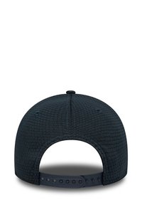 Melna teksturēta beisbola cepure ar izliekto brīmi, regulējamu snapback aizdari un smalku dimanta rakstu uz auduma.