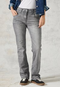 Grijze denim jeans met een recht gesneden pijp, voorzien van voorzakken en een knoopsluiting. Draag het met een wit topje en een blauwe denimjas.