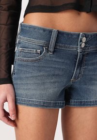 Hollister Co. Low-Rise Medium Wash Denim Shortie Shorts - Džinsiniai šortai - blue denim