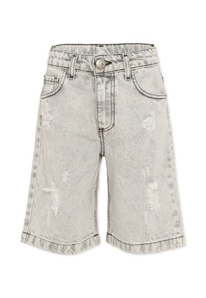Shorts di denim lavaggio acido grigio chiaro con toppe strappate sfrangiate, bottone frontale, passanti per cintura e stile cinque tasche.