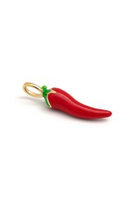Charm a forma di peperoncino rosso realizzato in smalto lucido con una parte superiore verde. Presenta un anello in metallo dorato per il fissaggio. Finitura dettagliata e liscia.