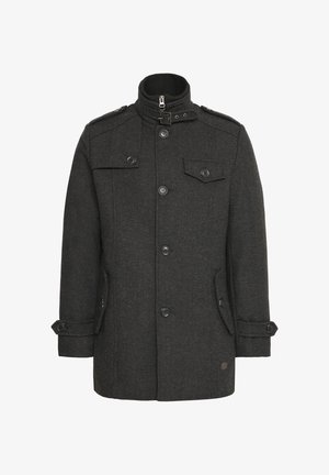 Sötétszürke, gyapjúból készült kabát, halszálkás mintával, magas gallérral, több gombbal, zsebekkel és állítható mandzsettákkal.