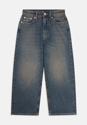 Jean en denim bleu foncé à coupe ample. Comprend une fermeture à bouton, cinq poches et des coutures visibles le long des coutures.