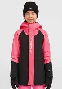Zwarte en roze sneeuwjack met capuchon, rits aan de voorkant en logodetail. Lange mouwen met zwarte accenten en handschoenen. Glad textuur.