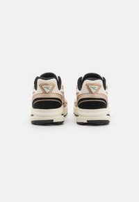 Sportschoenen in een zwart en beige kleurenschema, met mesh- en suede-materialen, gevoerde enkelsteun en versterkte zolen.