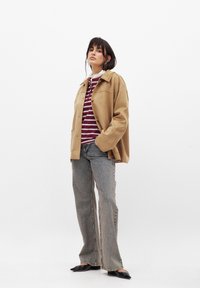 NA-KD BUTTON - Pitkähihainen paita - burgundy stripe