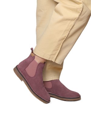 Stivaletti alla caviglia in suede viola con pannelli elastici laterali e suola in gomma marrone, con cuciture dettagliate e una linguetta sul tallone.