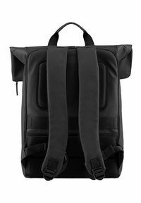 Sac à dos noir à rabat fabriqué en matériau durable, équipé de bretelles rembourrées, de détails en maille et d'une poche zippée à l'avant.