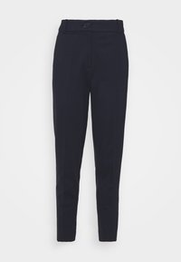 Navyblauwe op maat gemaakte broek met knoopsluiting, riemlussen en taps toelopende pijpen op een effen witte achtergrond.