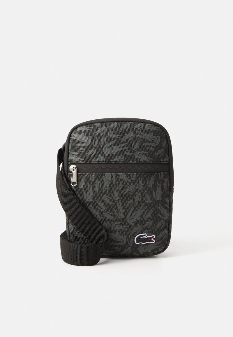 Borsa a tracolla nera con un motivo testurizzato di mani, chiusura con zip e un accento logo bianco. Realizzata in tessuto durevole con una tracolla regolabile.