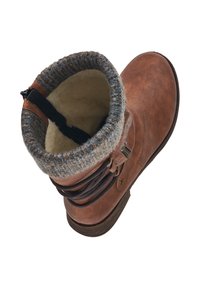 Botte d'hiver en cuir marron avec bordure en tricot, doublure en polaire, lacets décoratifs et petit talon empilé, vue de dessus sur fond blanc.