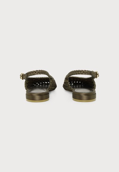 Paire de sandales plates tressées vert olive avec brides de cheville et détails de boucle dorée, vues de dos sur un fond uni.