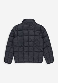 Dunkelblaues Puffer-Jackett mit gestepptem Design, kurzem Kragen und elastischen Bündchen. Glatte, glänzende Außentextur.
