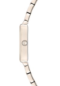Montre rectangulaire avec un boîtier en acier argenté poli et un bracelet en acier inoxydable. Présente une couronne texturée et des maillons métalliques lisses.