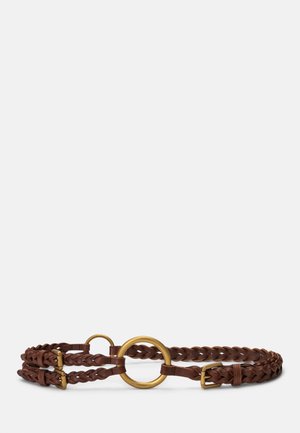 Ceinture en cuir brun foncé tressé avec deux anneaux métalliques ronds dorés et deux petites boucles dorées, posée à plat sur un fond blanc.