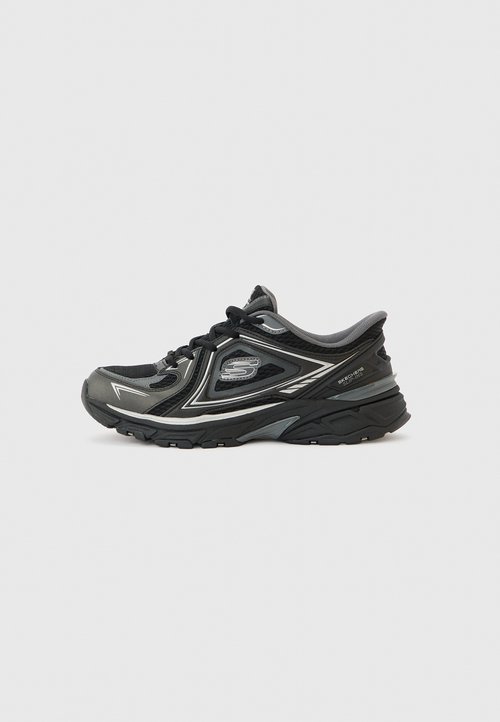 Baskets de sport Skechers noires et grises avec fermeture à lacets et semelle épaisse et rembourrée sur un fond clair uni.