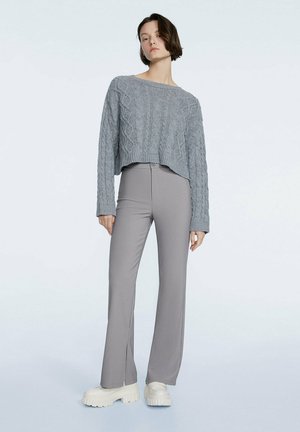 MIT SCHLITZ AM SAUM - Housut - light grey