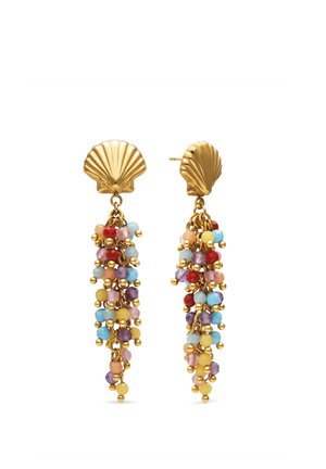 Pendientes de perno con forma de concha en tono dorado con racimos colgantes de pequeñas cuentas de colores en rojo, azul, morado, amarillo y rosa.