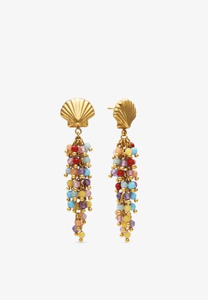 Pendientes de perno con forma de concha en tono dorado con racimos colgantes de pequeñas cuentas de colores en rojo, azul, morado, amarillo y rosa.