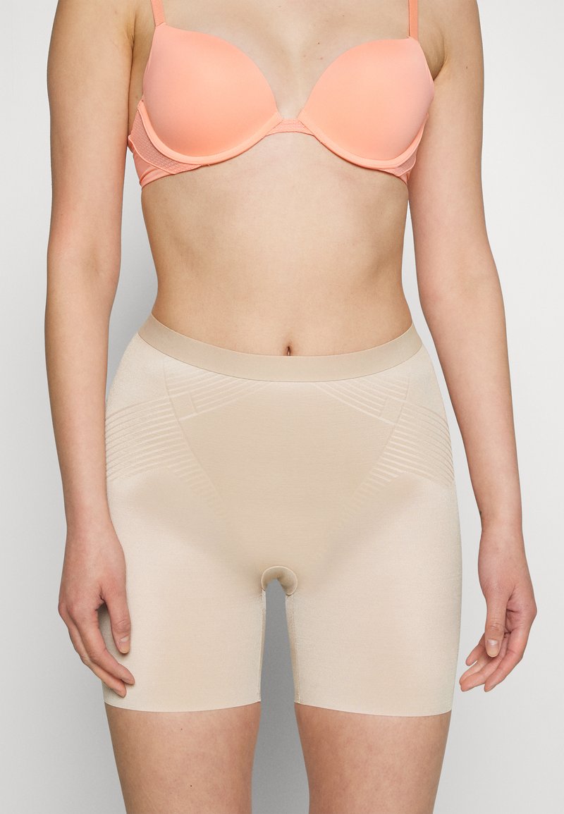 Spanx - THINSTINCTS 2.0 GIRLSHORT - Alakformáló ruházat - champagne beige, Nagyítás