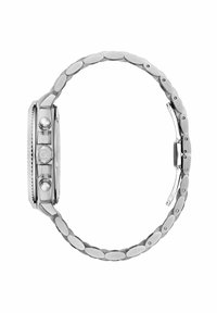 Strieborné kovové náramkové hodinky s vzorovaným oválnym remienkom. Obsahujú textúrovaný rámik a dve tlačidlá na boku. Má zapínanie na sponu.