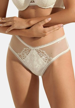 Sous-vêtements en dentelle et en maille couleur blanc cassé, présentant des motifs floraux et des bords festonnés. Le design comprend un panneau avant semi-transparent.