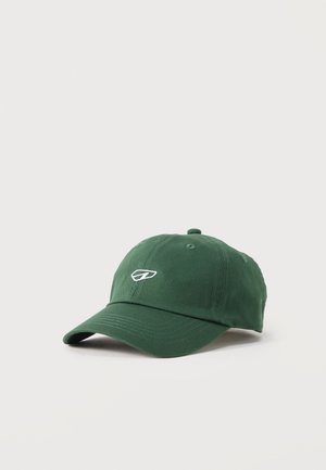 Mørkegrøn baseballkasket med buet skygge og et lille hvidt, broderet geometrisk logo foran.