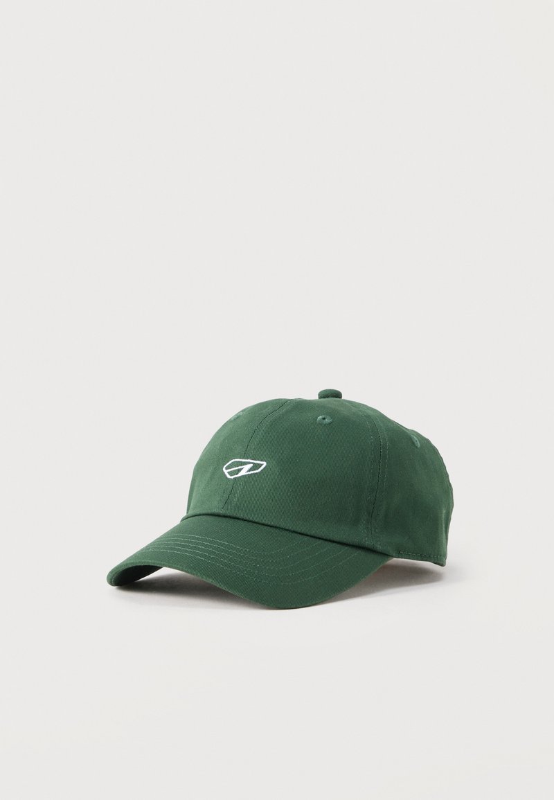 Σκούρο πράσινο καπέλο μπέιζμπολ με κυρτή γείσο και μικρό λευκό κεντημένο γεωμετρικό λογότυπο μπροστά.