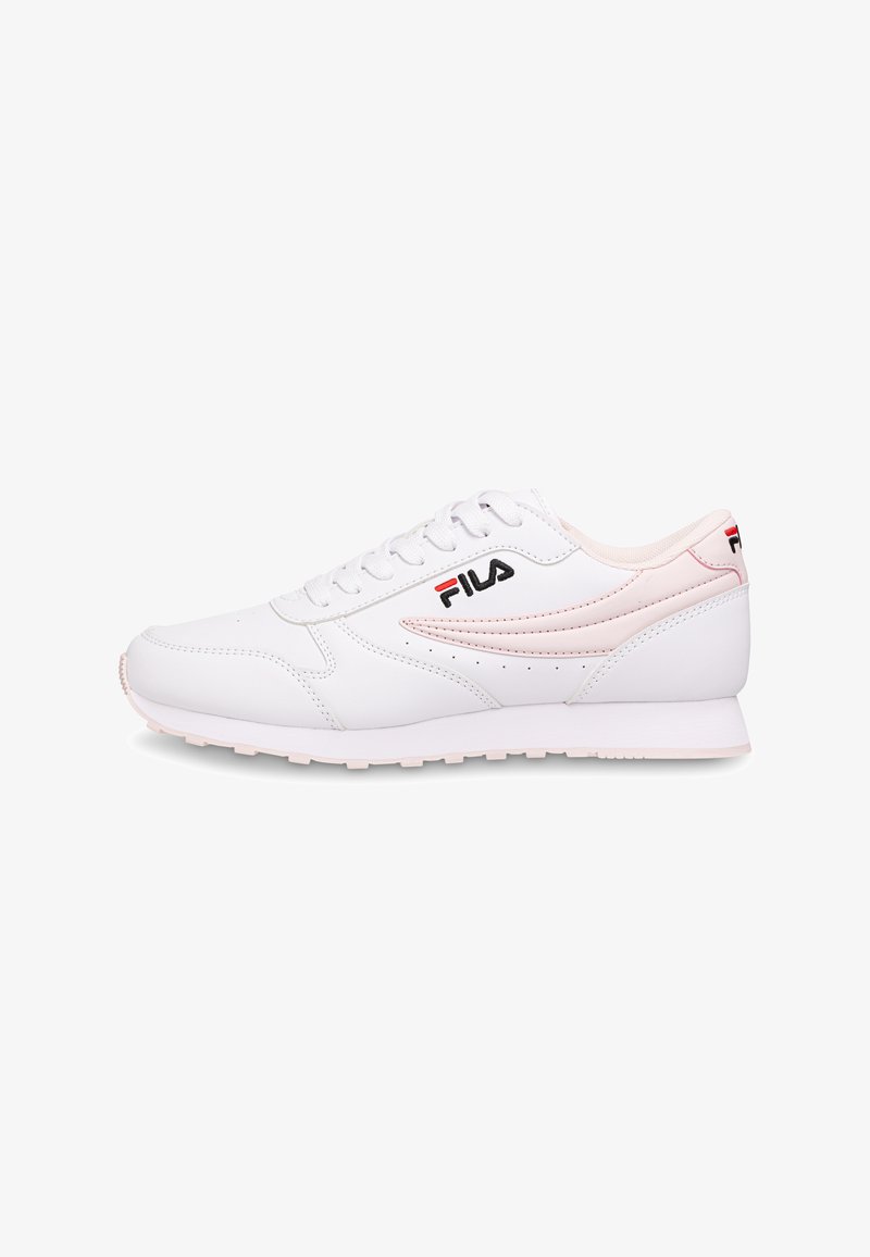 Chaussure de sport synthétique blanche avec des accents roses, design à lacets, bout arrondi, semelle texturée et logo "Fila" sur le côté et à l'arrière.