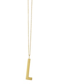 Goldene Halskette mit einem großen, flachen, geometrischen "L"-Anhänger an einer filigranen Kette. Glatte Textur und minimalistisches Design.