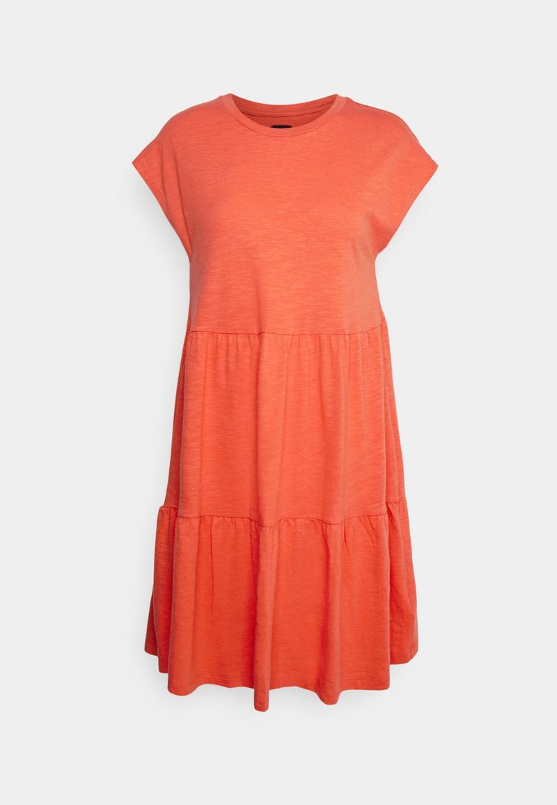 Robe corail ample à manches courtes avec jupe à volants, encolure ronde et tissu décontracté et léger.