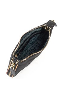 Svart läderväska med guldfärgade detaljer. Inredningen har en texturerad mörkgrön foder och en extra zippered fack för bättre organisering.