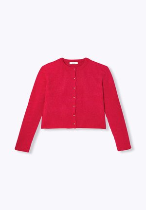 Cardigan côtelé rouge avec de longues manches, encolure ronde et fermeture à boutons dorés sur le devant. Texture douce, design court.