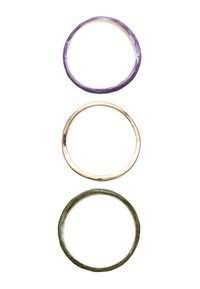 Tre anelli: il superiore è smaltato di viola, il centrale è in oro lucido, e il inferiore è in ceramica verde texturizzata. Tutti circolari con larghezze e finiture diverse.