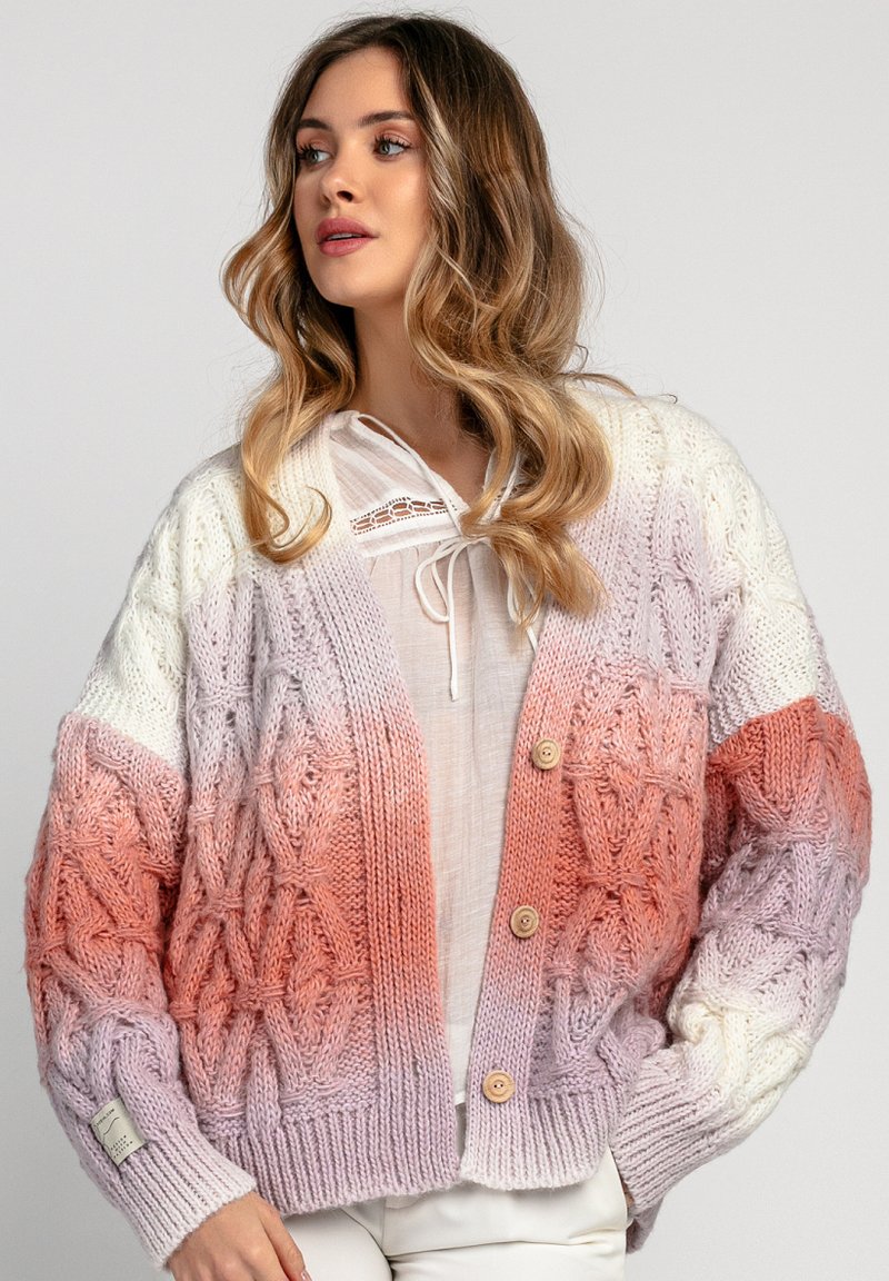 Sweter kardigan w gradientowych kolorach białym, lawendowym i brzoskwiniowym, z teksturowanym wzorem w warkocze, długimi rękawami i drewnianymi guzikami.